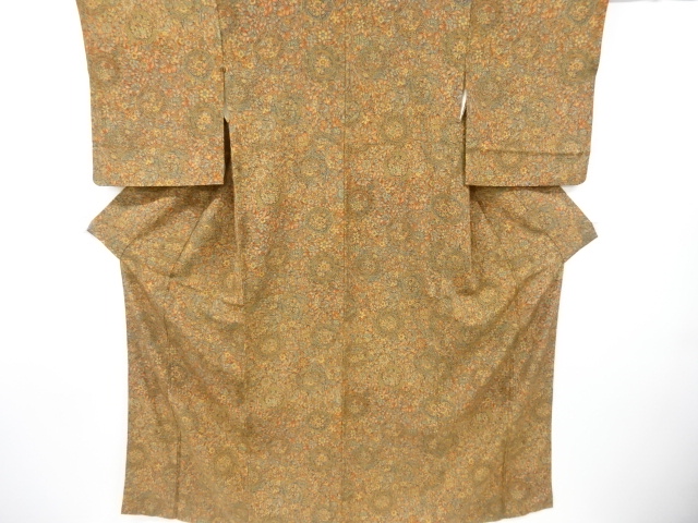 絵皿に唐花模様小紋着物